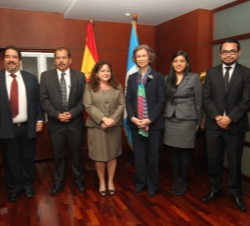 Su Majestad en su visita a las instalaciones del Ministerio Público